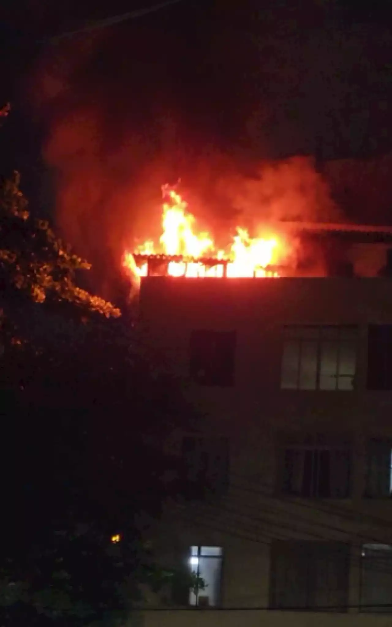 Prédio pega fogo em Botafogo; chamas tomaram conta do terraço | Rio de Janeiro | O Dia