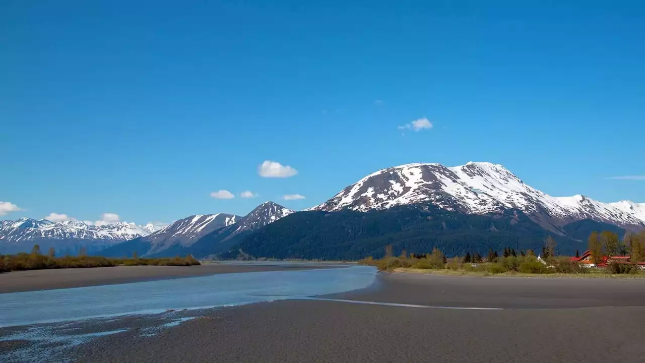 Man stuck on Alaska mud flats up to waist drowns, police say