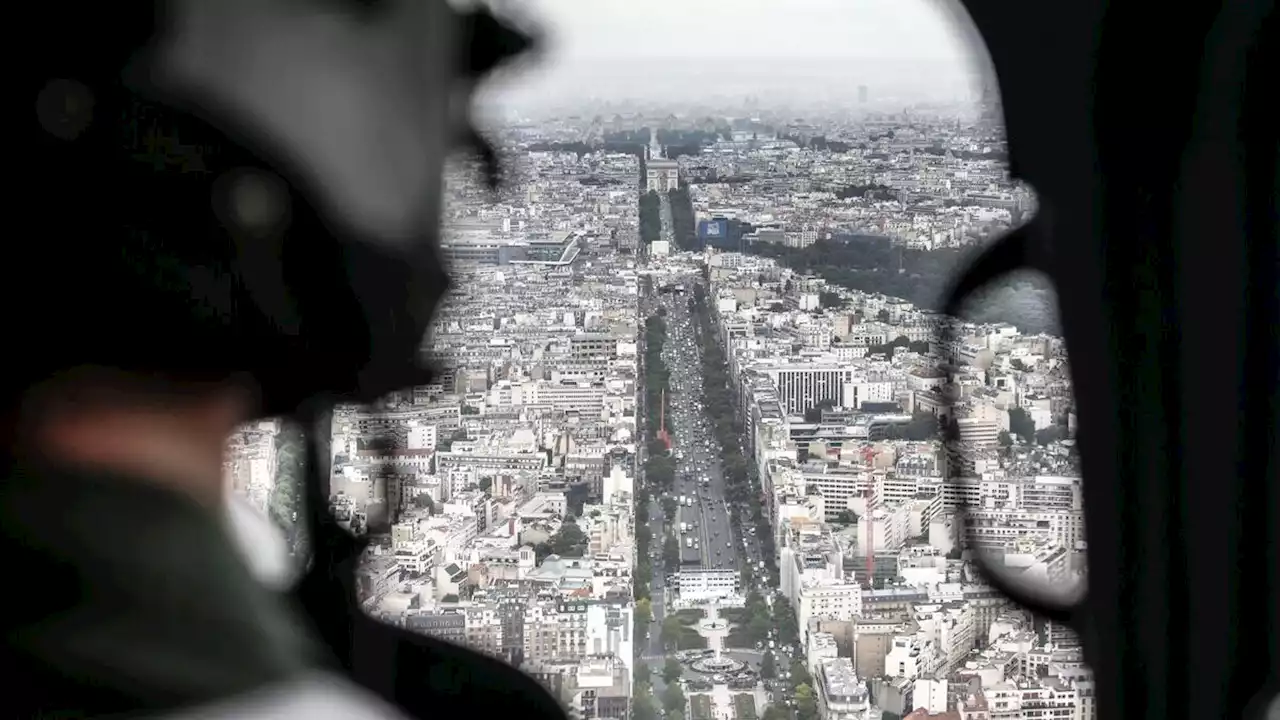 Des parachutistes s’élanceront au-dessus de Paris depuis un hélicoptère ce mercredi soir