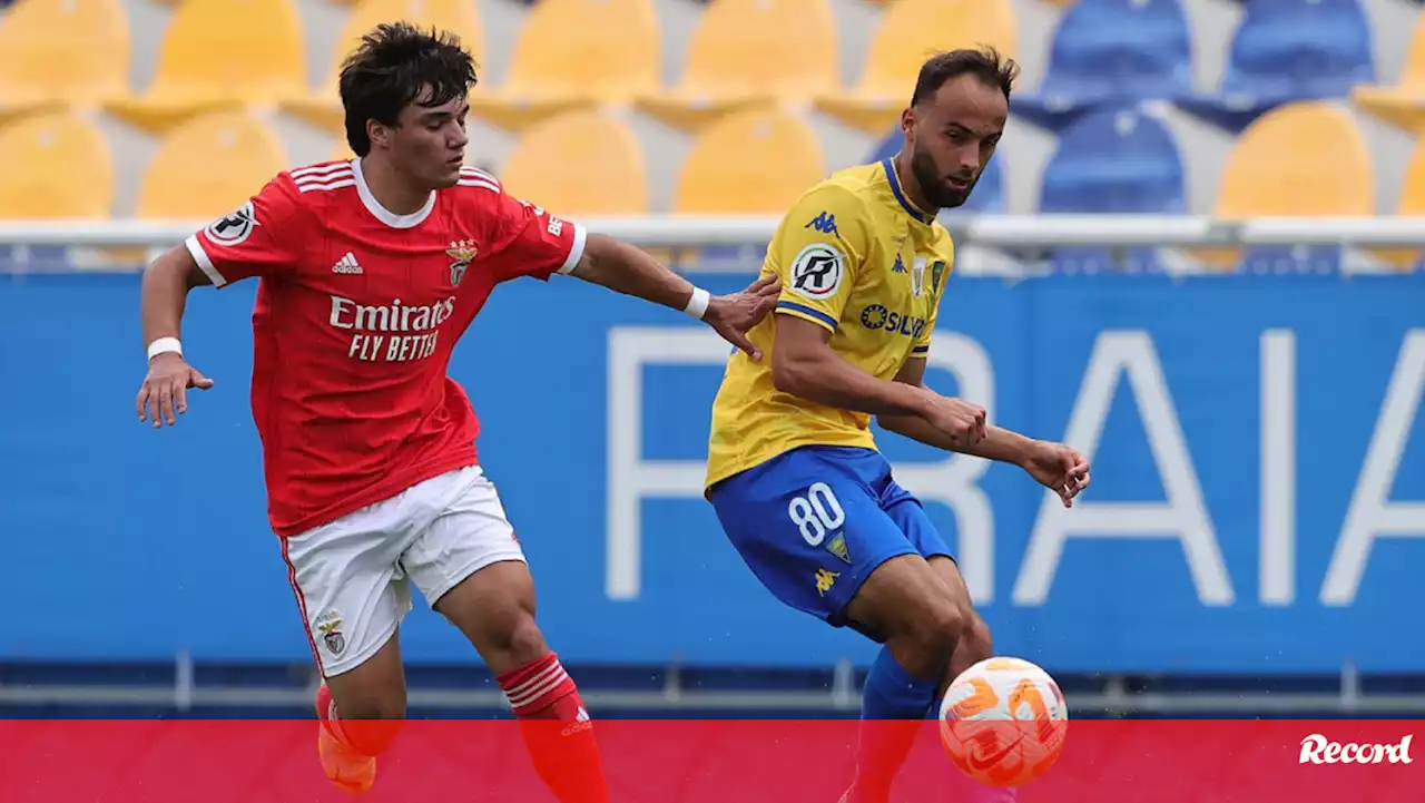 Estoril-Benfica, 2-1: Canário só cresceu contra 10 águias