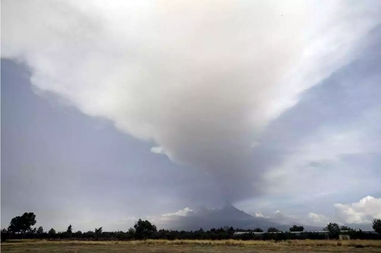 Alert level is raised in Central Mexico as volcano spews smoke and ash