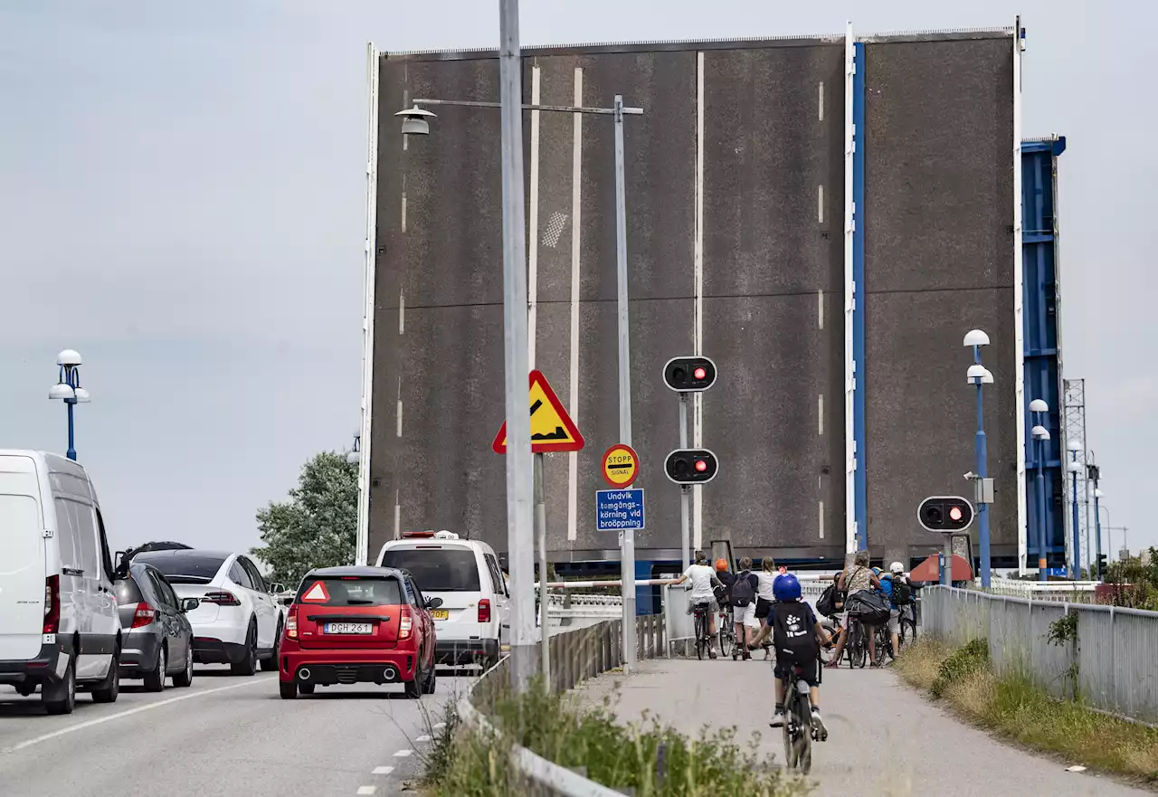 Broöppning sinkade ambulans på väg från Näset