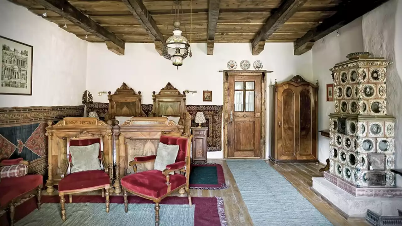 La casa de Carlos III en Transilvania en la que puedes dormir por 100 euros (y por qué eso ayuda a Rumania)