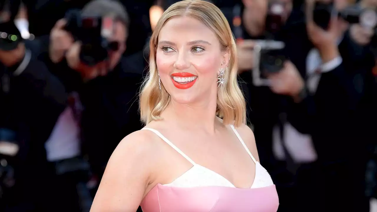 Scarlett Johansson: lección de minimalismo exquisito en Cannes gracias a su Prada hecho a medida