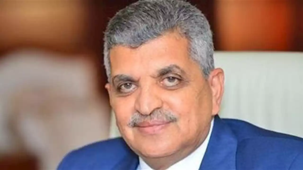 4 قاطرات وفرق إنقاذ تعاملت مع عطل بماكينات سفينة البضائع بقناة السويس (شاهد)