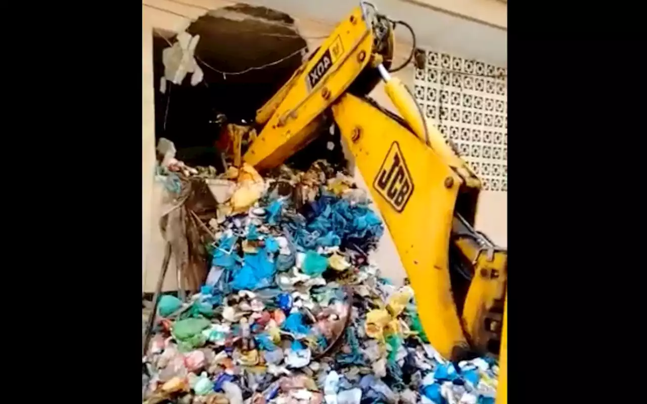 Rescatan a hombre de 250 kg atrapado en la basura de su casa