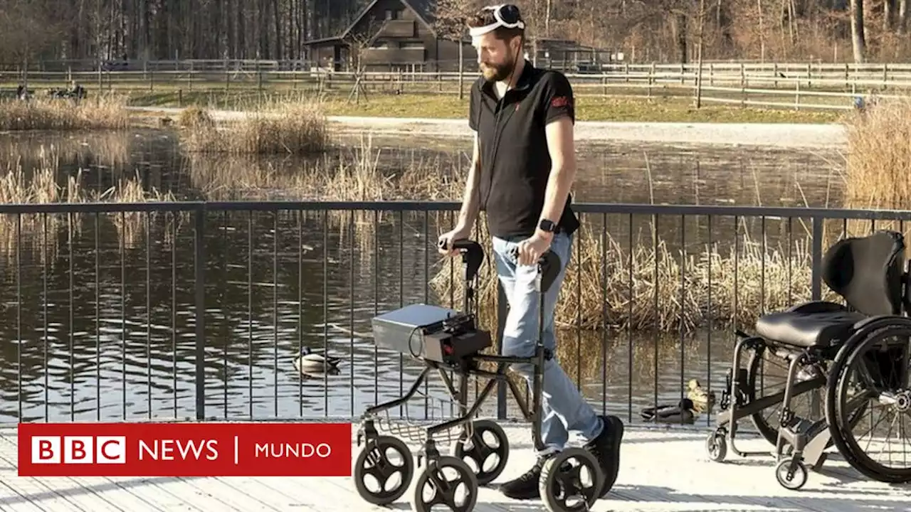 Un hombre vuelve a caminar después de 12 años gracias a un revolucionario implante cerebral - BBC News Mundo