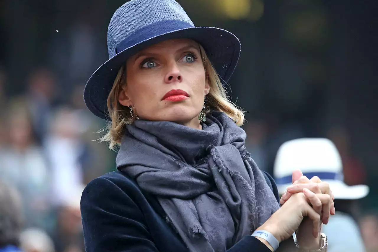 Festival de Cannes : Sylvie Tellier, sublime dans une robe argentée, chute sur le tapis rouge