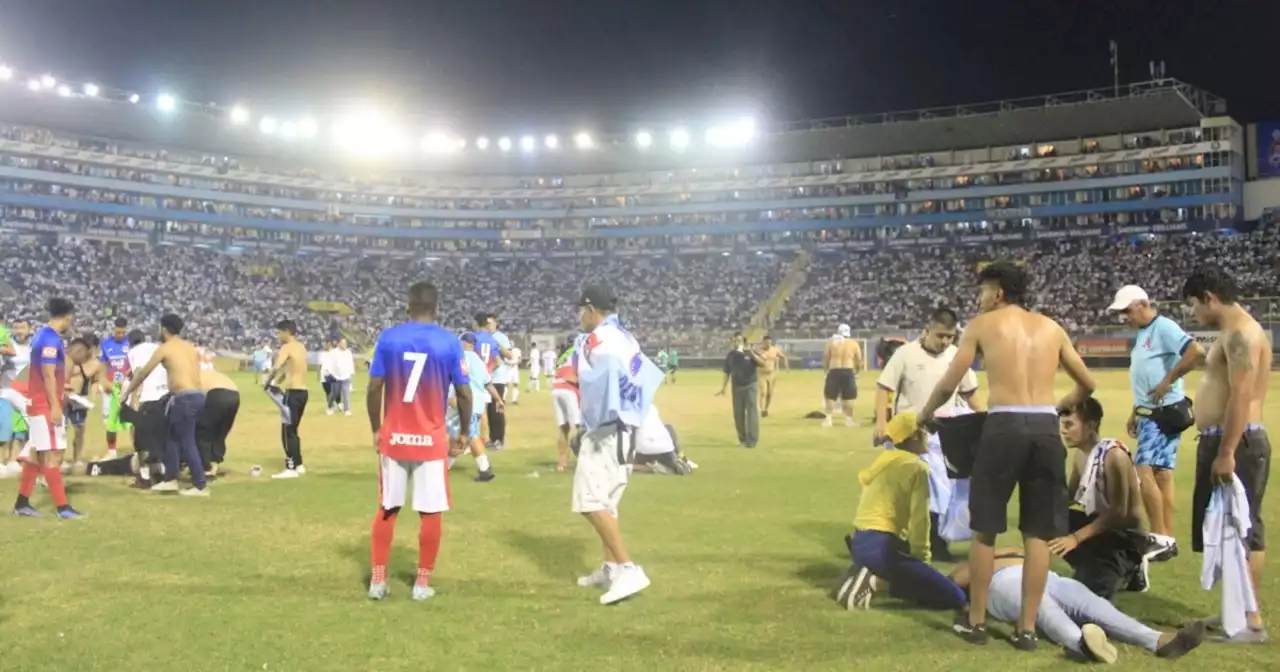 Cancelan la liga de fútbol en El Salvador por la trágica muerte de 12 aficionados