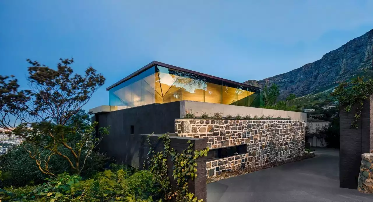 KLOOF 119A: A mountain retreat embracing nature's splendor and serenity