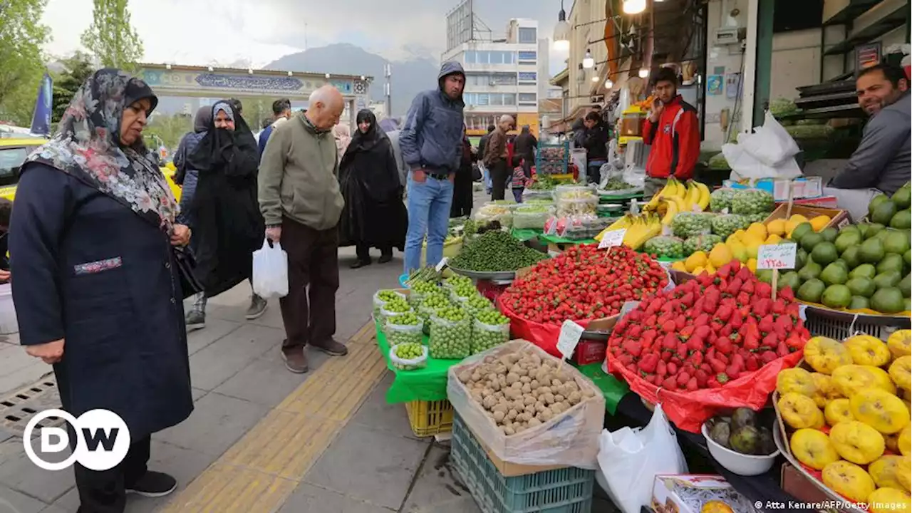مرکز آمار: افزایش ۷۶ درصدی قیمت اقلام خوراکی‌ در اردیبهشت‌ – DW – ۱۴۰۲/۳/۴