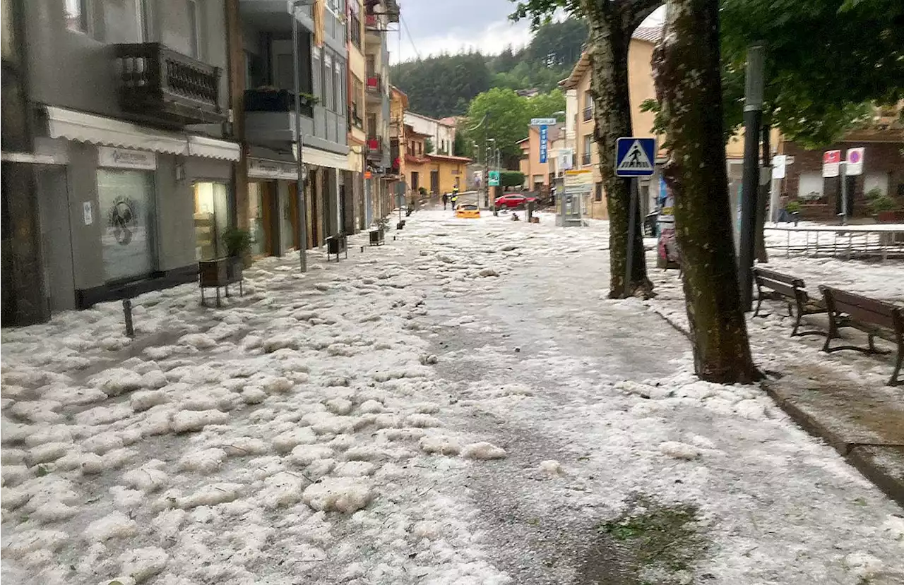 Una hora de lluvia intensa y granizo inunda bajos, comercios y casas en Sant Hilari Sacalm