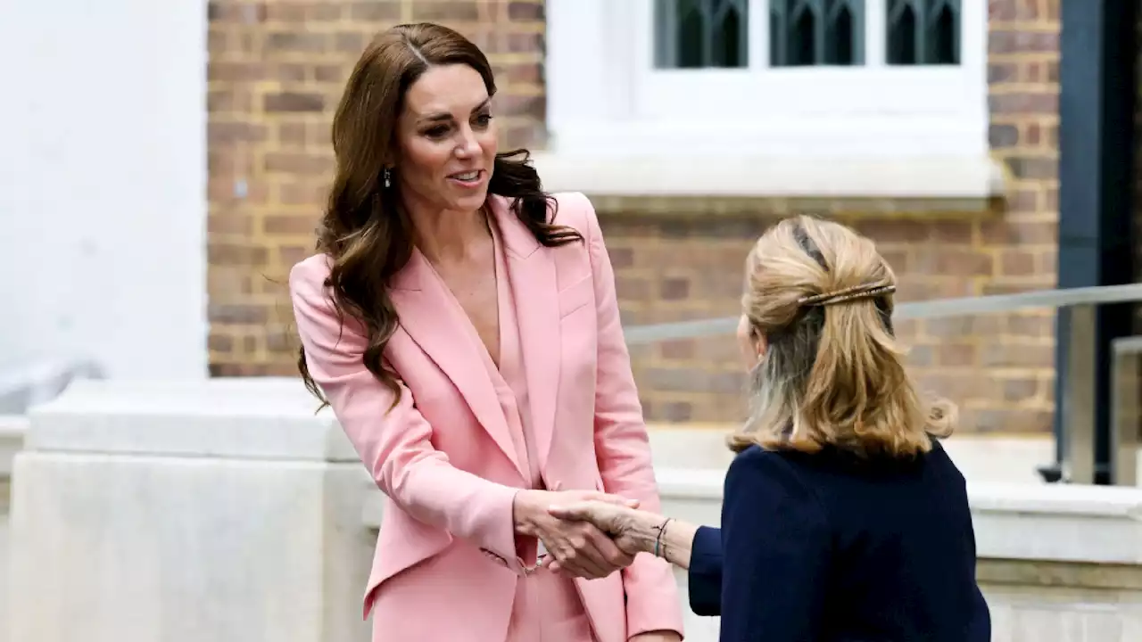 Kate Middleton, splendide en rose bonbon : découvrez le prix de son tailleur Grazia