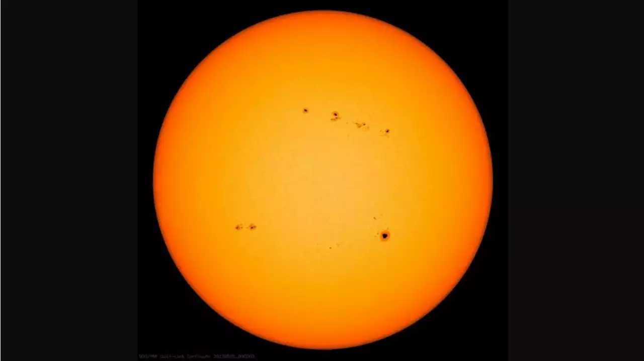 La mancha gigante en el Sol visible sin telescopio: astrónomos vigilan una posible llamarada solar