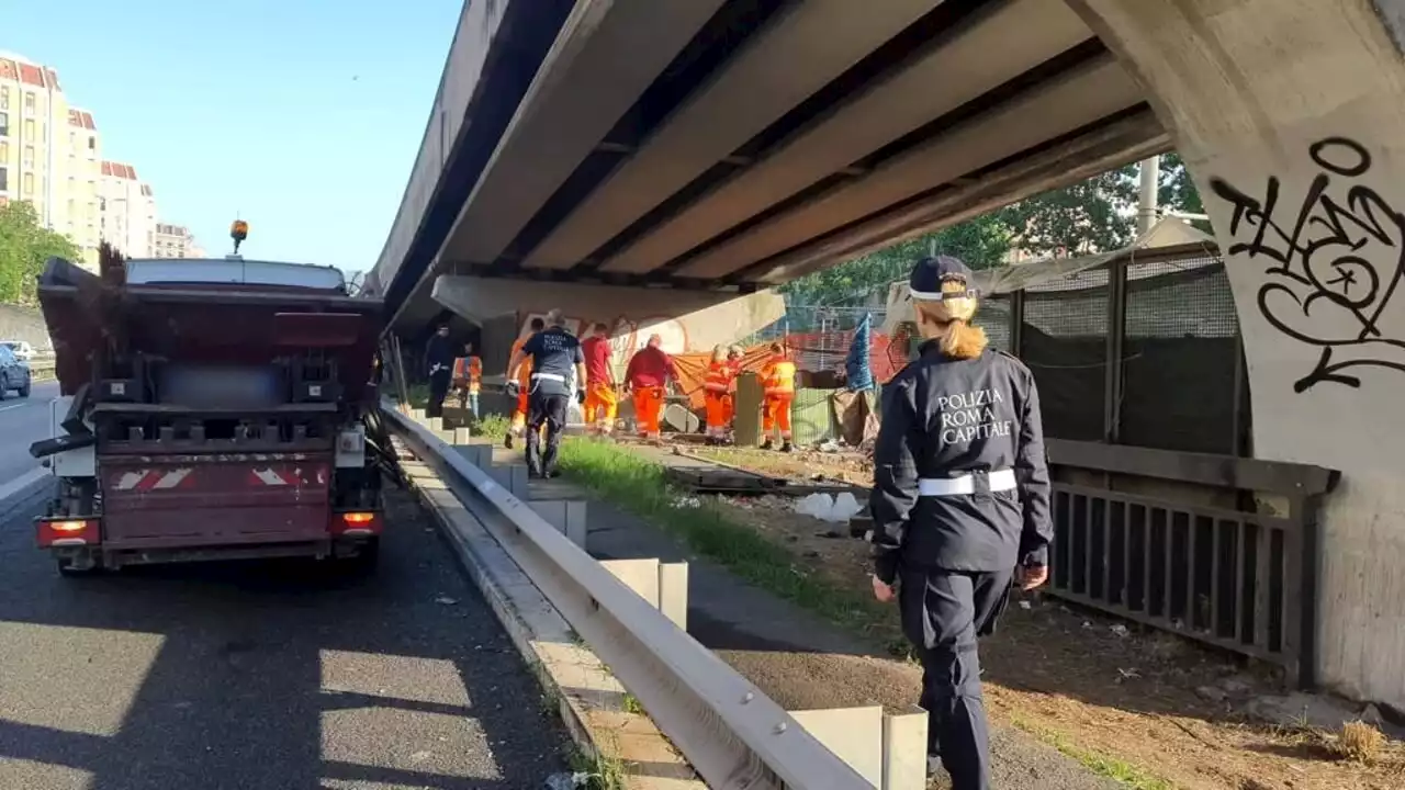 Insediamento abusivo sotto al ponte della tangenziale Est, sgomberata tendopoli