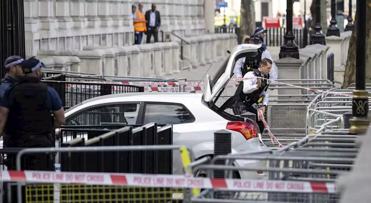 Homem detido após colisão de carro em Downing Street