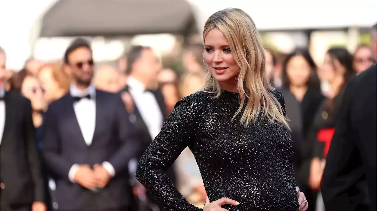 Virginie Efira Enceinte Et Rayonnante Elle D Voile Son Ventre Arrondi Cannes France Head