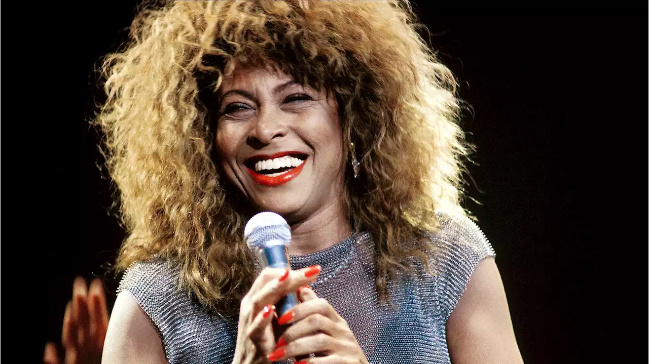 Tina Turner dai capelli, le gambe e il trucco indimenticabili