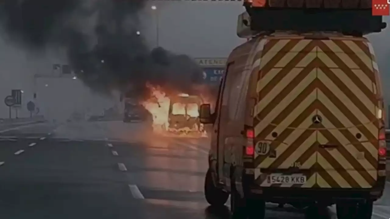 Sale ardiendo una ambulancia con tres pacientes dentro en plena autopista AP6 de Madrid