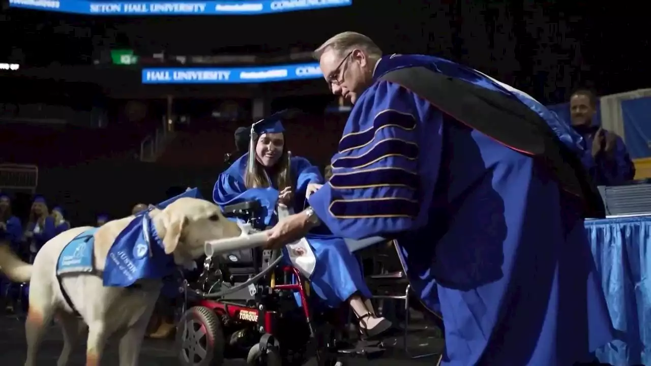 Una joven se gradúa junto a su perro en Nueva Jersey, que recibe también el diploma en Educación