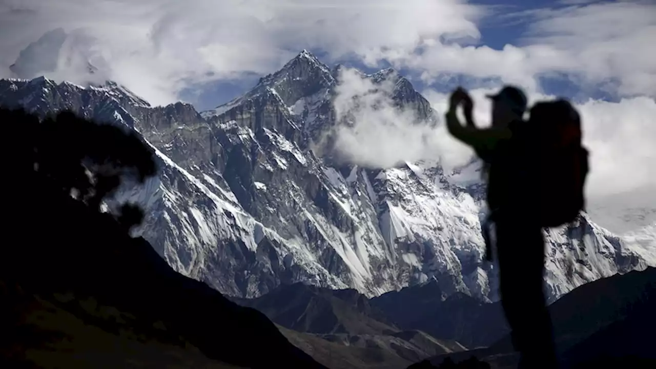 Why have there been so many deaths on Mount Everest this climbing season?