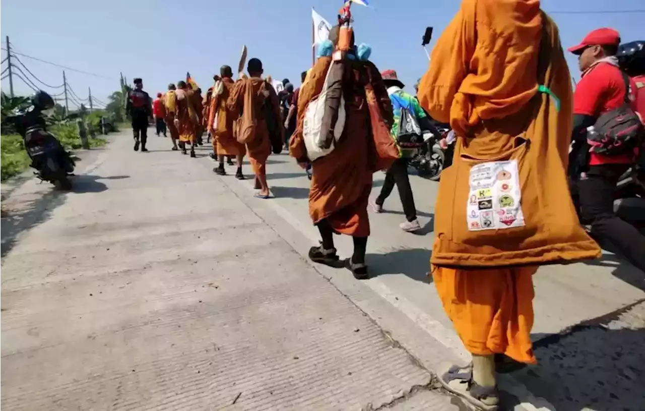 Jalan Kaki dari Thailand hingga Pekalongan, Biksu Thudong Sudah Habiskan 3 Pasang Alas Kaki