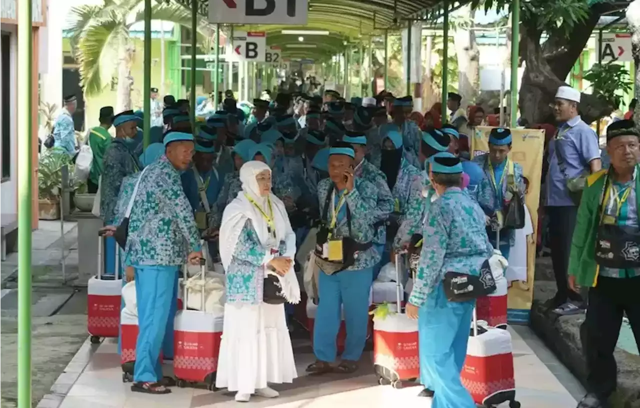 Periksa Tas Jemaah Haji Surabaya, Petugas Temukan Rokok Melebihi 200 Batang