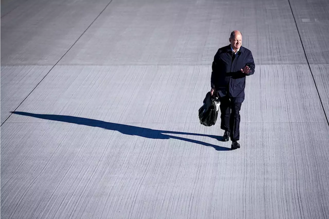 Mann umarmt Kanzler Olaf Scholz am Flughafen: Was ein Personenschützer dazu sagt