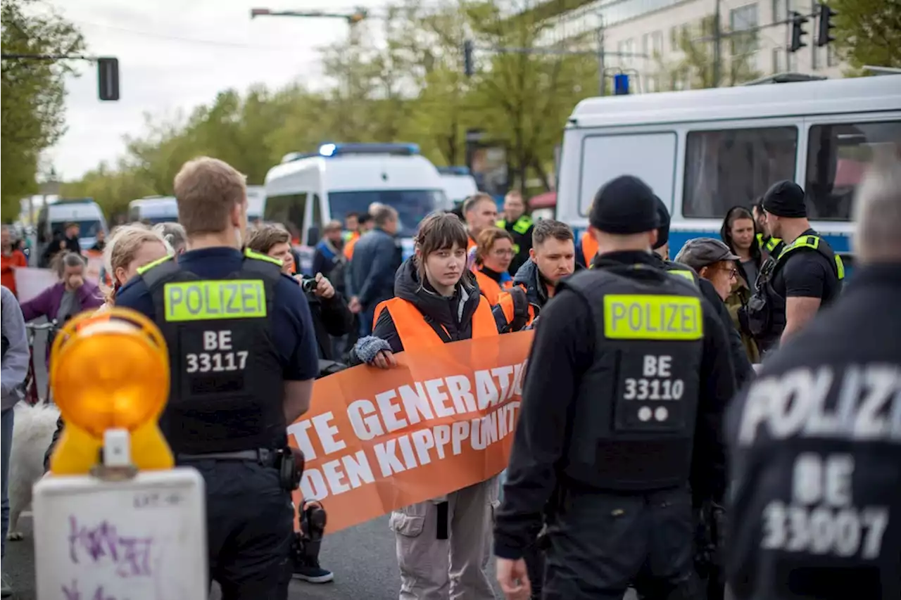 Radfahrer applaudieren, Autofahrer hupen: Die Letzte Generation in Friedrichshain