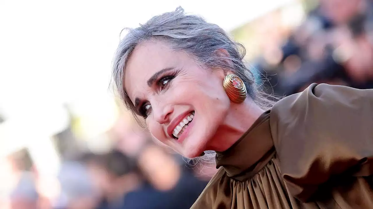 Cannes 2023 : Andie MacDowell sublime avec un choix de couleur déstabilisant sur le tapis rouge