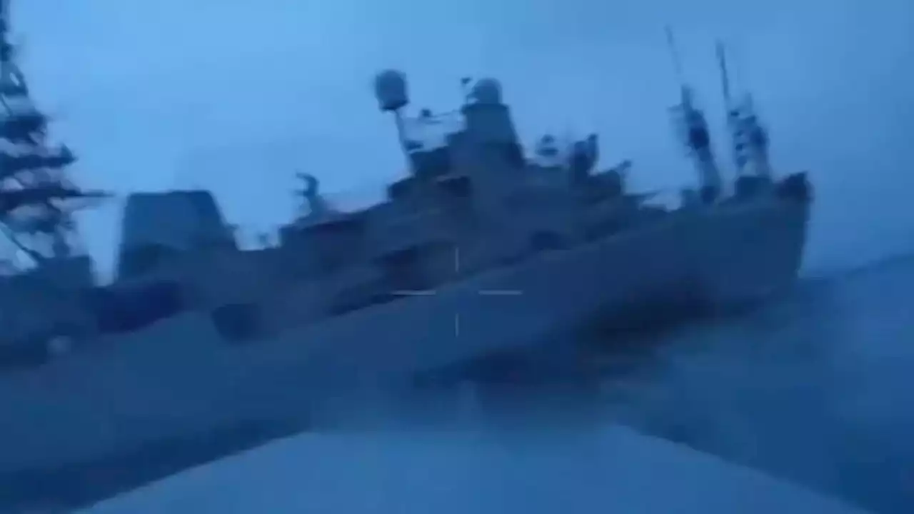 Ataque a navio russo: novo vídeo mostra lancha perto de colidir com embarcação - CNN Portugal