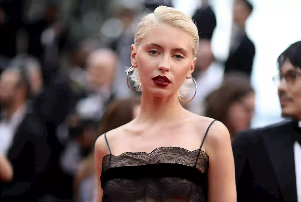 Festival de Cannes 2023 : Iris Law rayonne sur la croisette dans un ensemble Mango