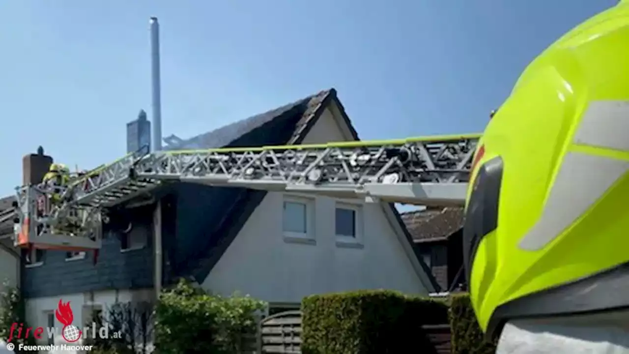 D: Baumbrand dehnt sich in Hannover auf Wohnhaus-Dachstuhl aus