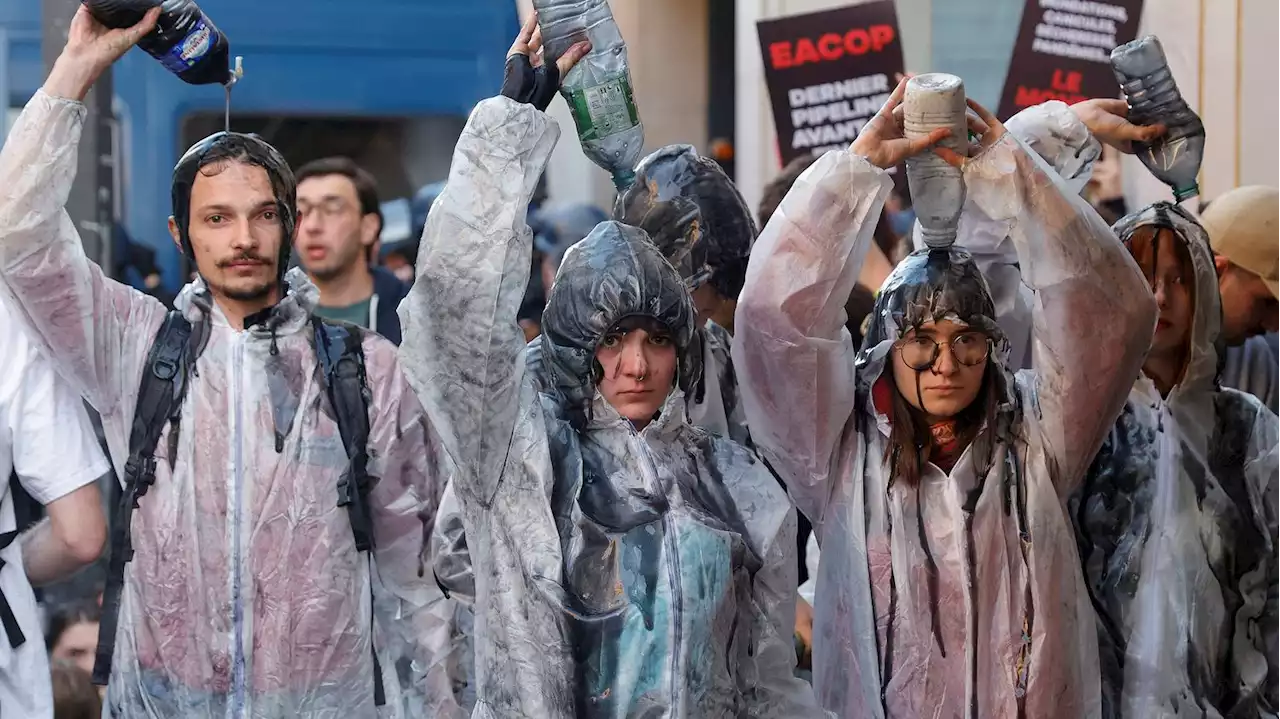 'Vous légitimez leur travail mortifère' : des actionnaires de TotalEnergies interpellés par des manifestants écologistes