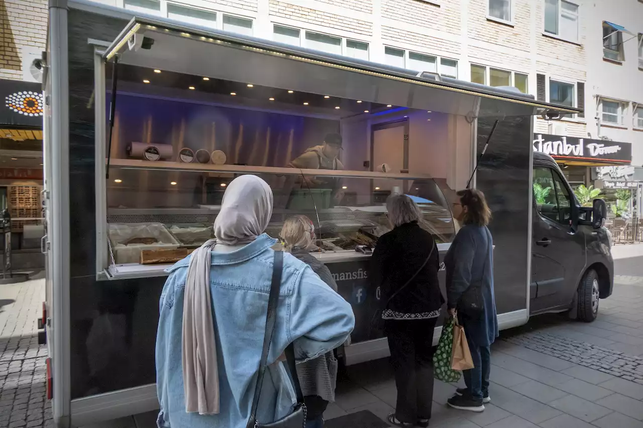 Fajten är över: Nu får Bergmans fisk stå vid Drottninggatan