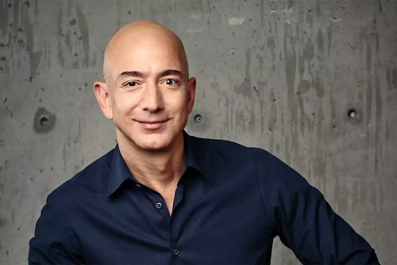 'Dos billetes de 100 dólares en un disquete”: Jeff Bezos desvela la forma de pago más rara que usaron en Amazon unos clientes