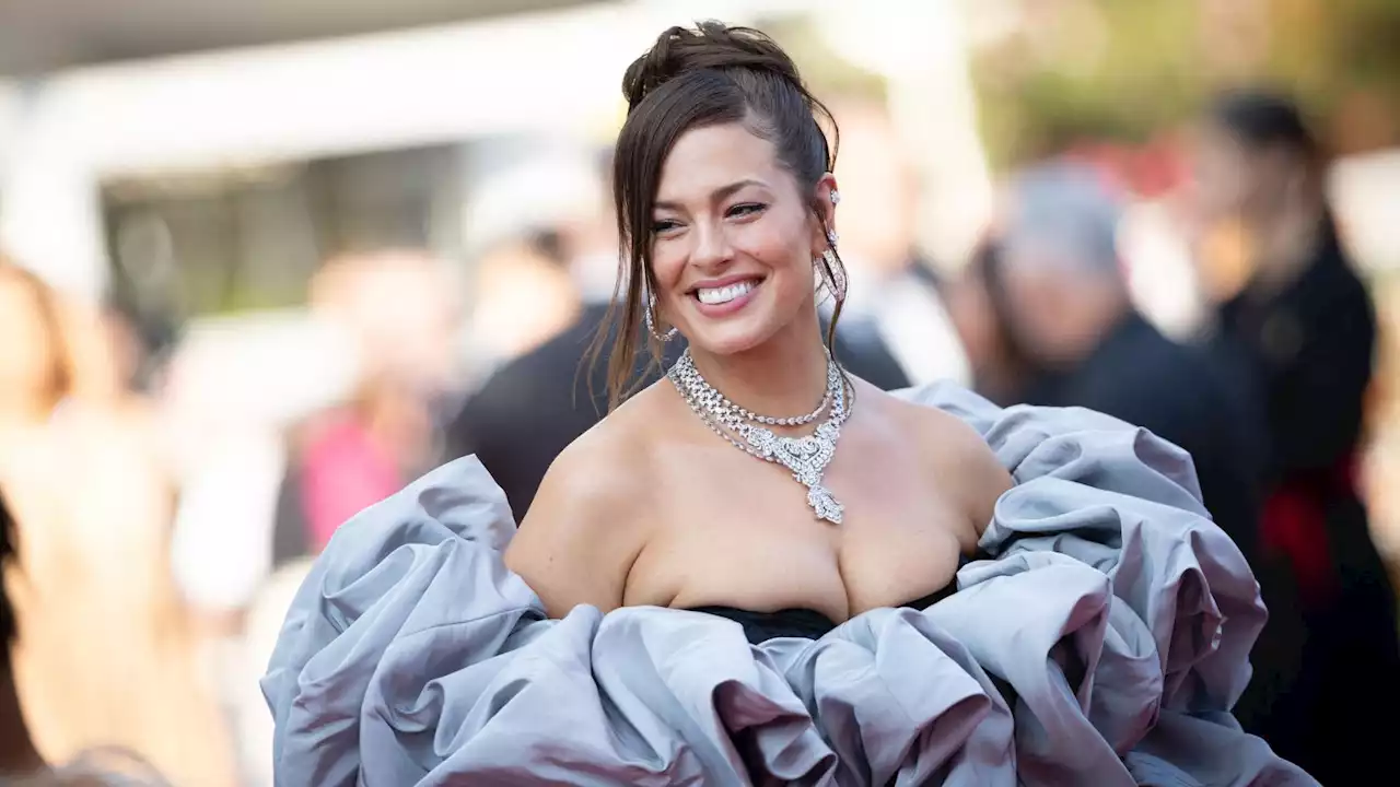 Ashley Graham en robe transparente et escarpins à lacets XXL : elle fait sensation