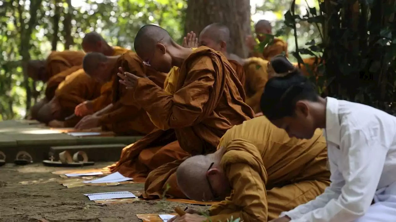 Umat Buddha Lakukan Ibadah Menggunakan Bahasa Sansekerta