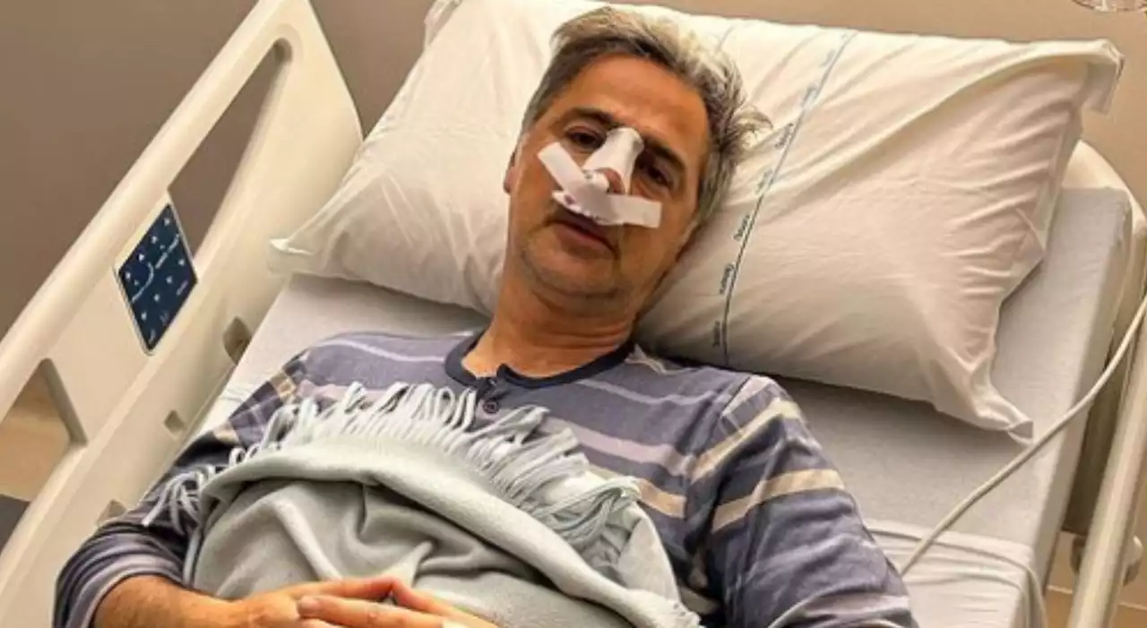 Beppe Convertini ha avuto un incidente in moto, il conduttore operato a Roma: «Faccia completamente distrutta»