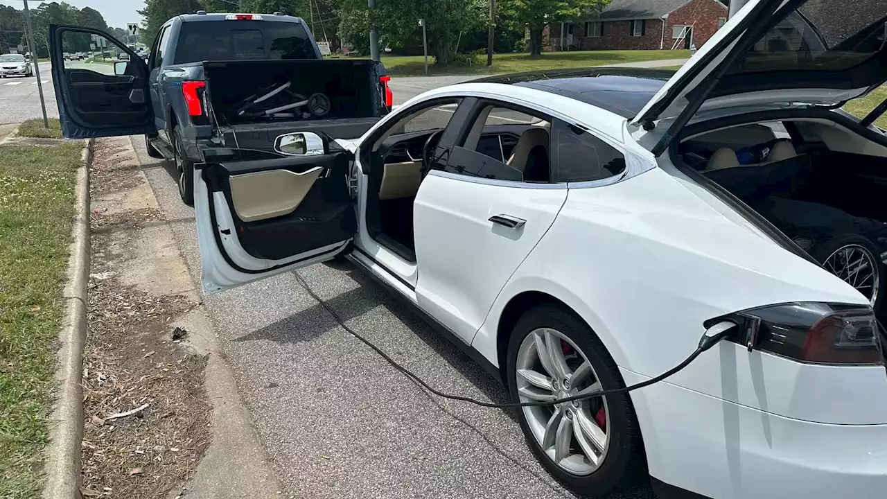 Ford Lightning Helps Tesla Model S With 0 Miles Of Range Get Back On The Road