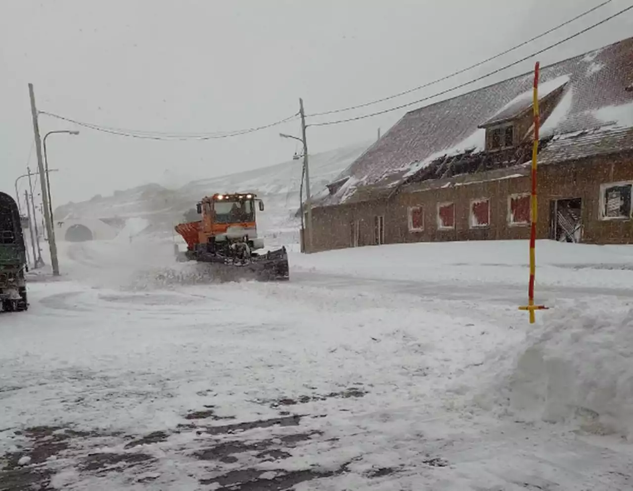 Tempestade de neve fecha fronteira entre Argentina e Chile, na Cordilheira dos Andes; vídeos