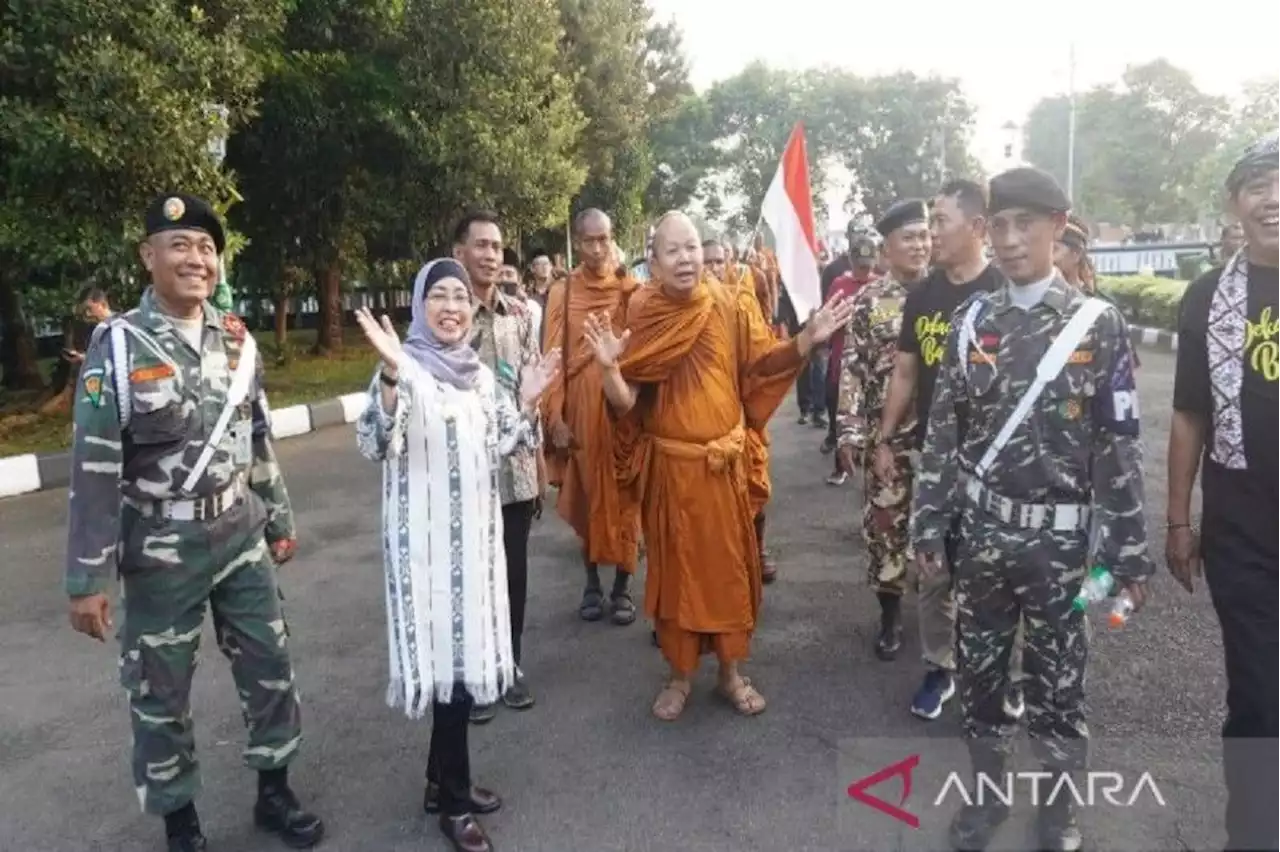 32 Biksu Thudong ke Candi Borobudur Dijamu Pemkab Batang