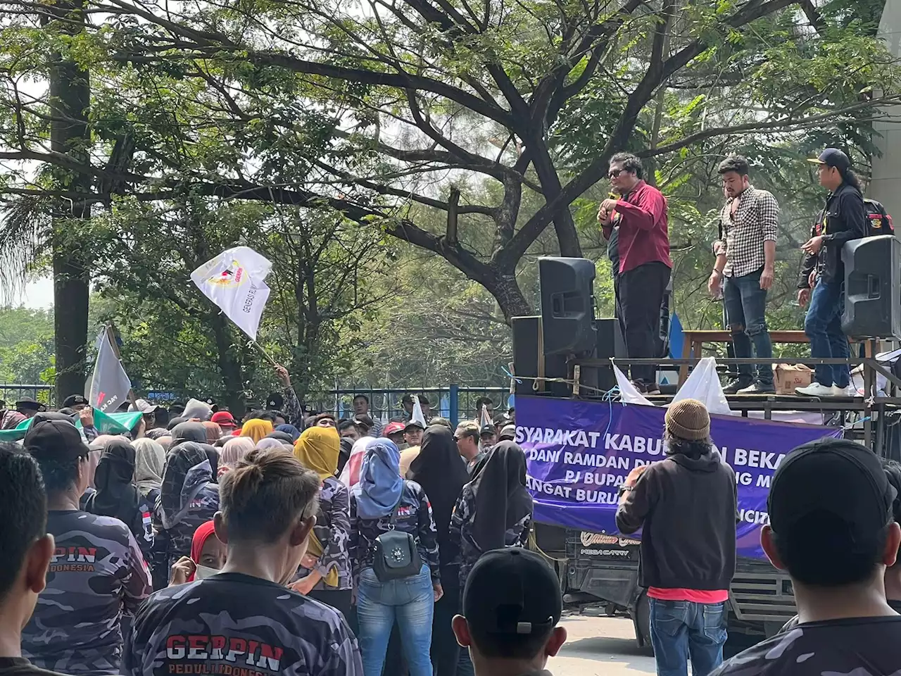 Demo di Depan Kantor Bupati, Warga Bekasi Menuntut Dani Ramdani Angkat Kaki