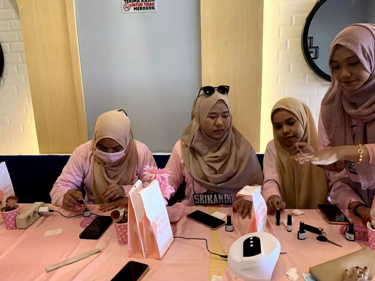 Srikandi Ganjar Gelar Kelas Nail Art Bersama Perempuan Muda di Bone