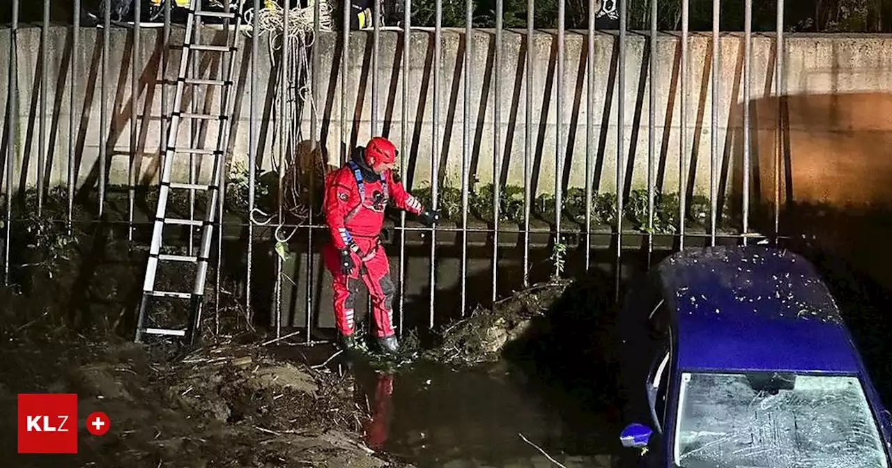 Leicht verletzt - Taucher im Einsatz: Jugendliche stürzten mit Auto in Bach