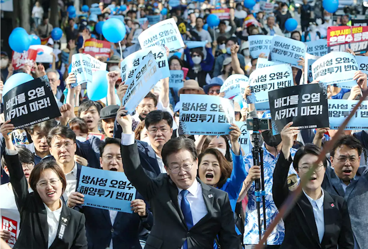 민주당, 이순신 동상 앞 ‘원전 오염수 투기 반대’ 서명운동 시작