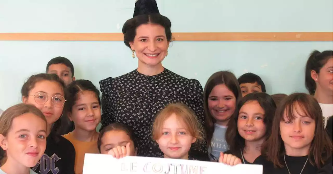 La Reine d'Arles à l'école Pergaud pour la semaine provençale