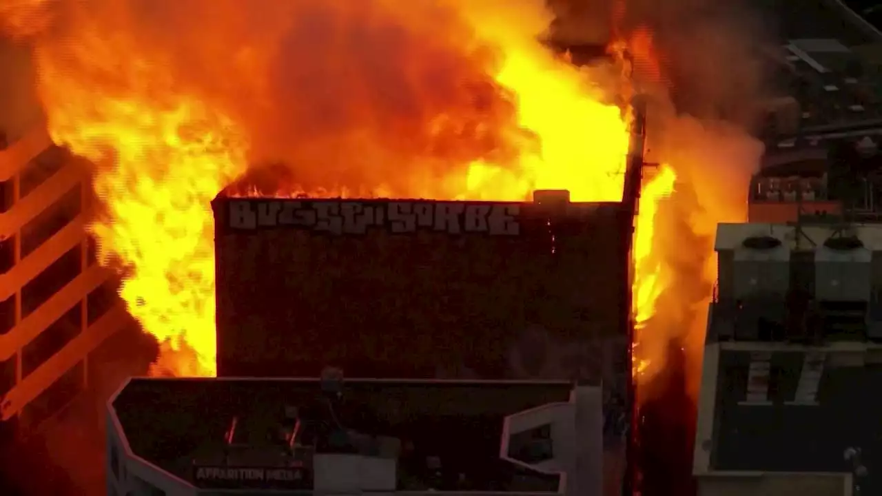 In fiamme un palazzo di sette piani a Sydney, crollano le pareti: l'edificio è una bomba di fuoco