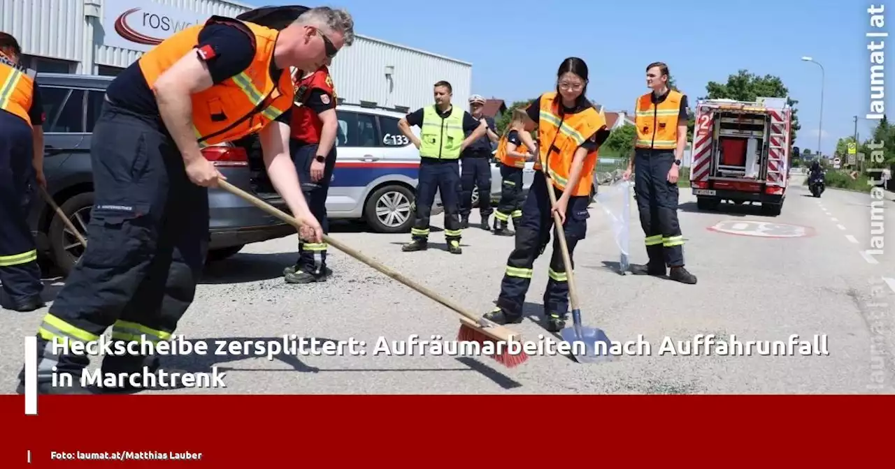 Heckscheibe zersplittert: Aufräumarbeiten nach Auffahrunfall in Marchtrenk | laumat|at