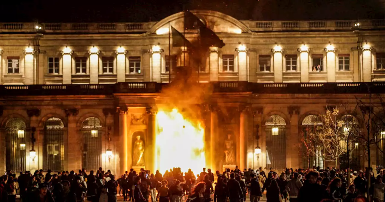 Un mineur mis en examen pour l’incendie de la porte de la mairie de Bordeaux